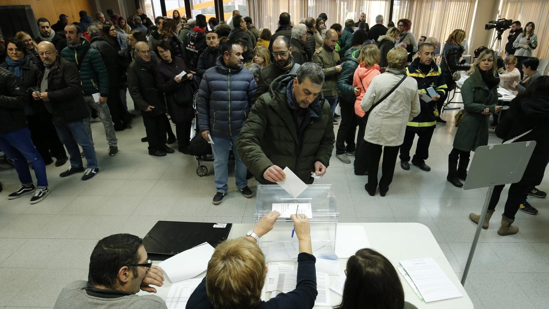 Katalanen bei der Stimmabgabe in einem Wahllokal in Vic in Katalonien am 21. Dezember 2017.