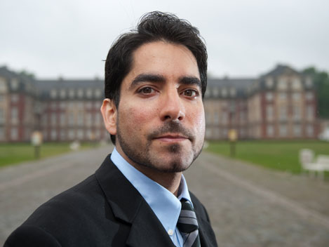 Der Islamwissenschaftler und Professor für islamische Religionspädagogik, Mouhanad Khorchide, vor dem Schloss in Münster, dem Sitz der Universität Der Islamwissenschaftler und Professor für islamische Religionspädagogik, Mouhanad Khorchide, vor dem Schloss in Münster, dem Sitz der Universität