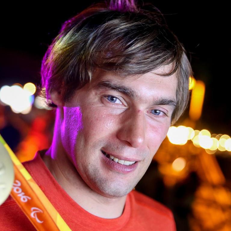 Sebastian Dietz mit der Paralympics-Goldmedaille