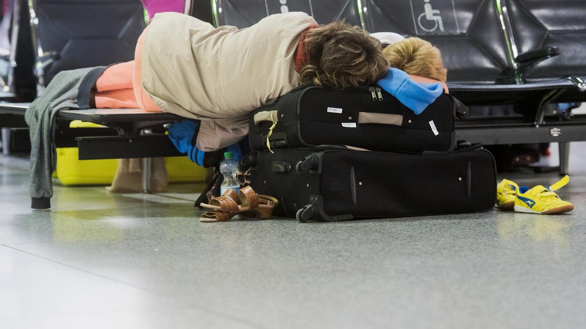 Erschöpfte Urlauber warten am Flughafen in Hannover (Niedersachsen), nachdem ihr Tuifly-Flug um 4.00 Uhr nach Antalya kurzfristig gestrichen wurde. Erschöpfte Urlauber warten am Flughafen in Hannover (Niedersachsen), nachdem ihr Tuifly-Flug um 4.00 Uhr nach Antalya kurzfristig gestrichen wurde.