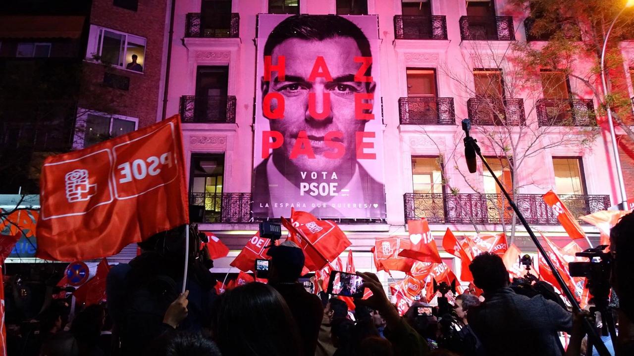 Sozialdemokrat und der amtierende spanische Regierungschef Pedro Sánchez lässt sich am Wahlabend in Madrid von seinen Anhängern feiern. Sozialdemokrat und der amtierende spanische Regierungschef Pedro Sánchez lässt sich am Wahlabend in Madrid von seinen Anhängern feiern.