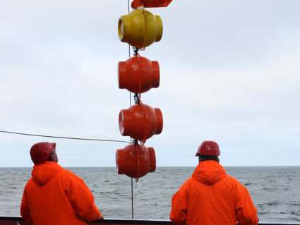 Geschafft: Die Auftriebskörper eines Messgeräts können an Bord der "Polarstern" gehievt werden. Geschafft: Die Auftriebskörper eines Messgeräts können an Bord der "Polarstern" gehievt werden.