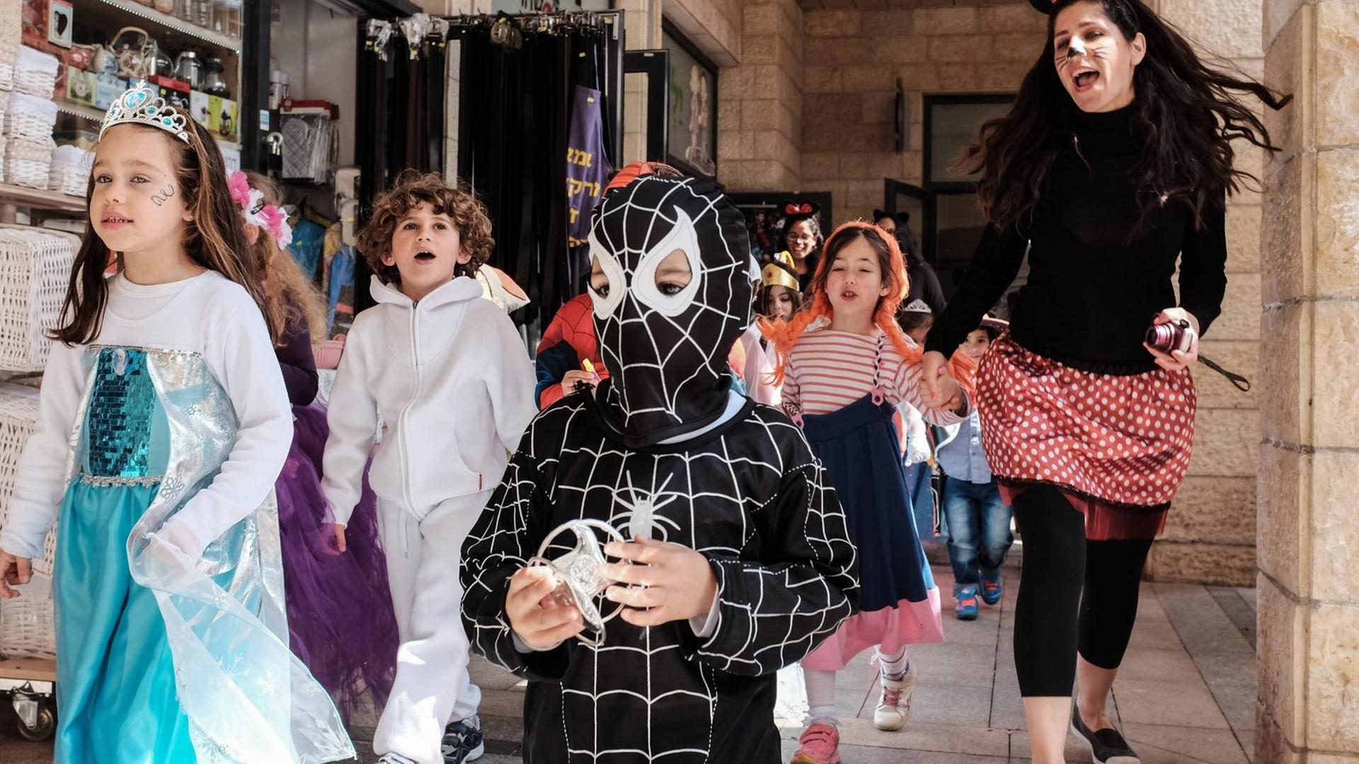Kinder in Kostümen an Purim, einer der farbenfroheren und beliebteren jüdischen Feiertage, gedenken der Ereignisse welche im Buch Esther und insbesondere der wundertätigen Befreiung der Juden im alten Persien beschrieben sind. Kinder in Kostümen an Purim, einer der farbenfroheren und beliebteren jüdischen Feiertage, gedenken der Ereignisse welche im Buch Esther und insbesondere der wundertätigen Befreiung der Juden im alten Persien beschrieben sind.