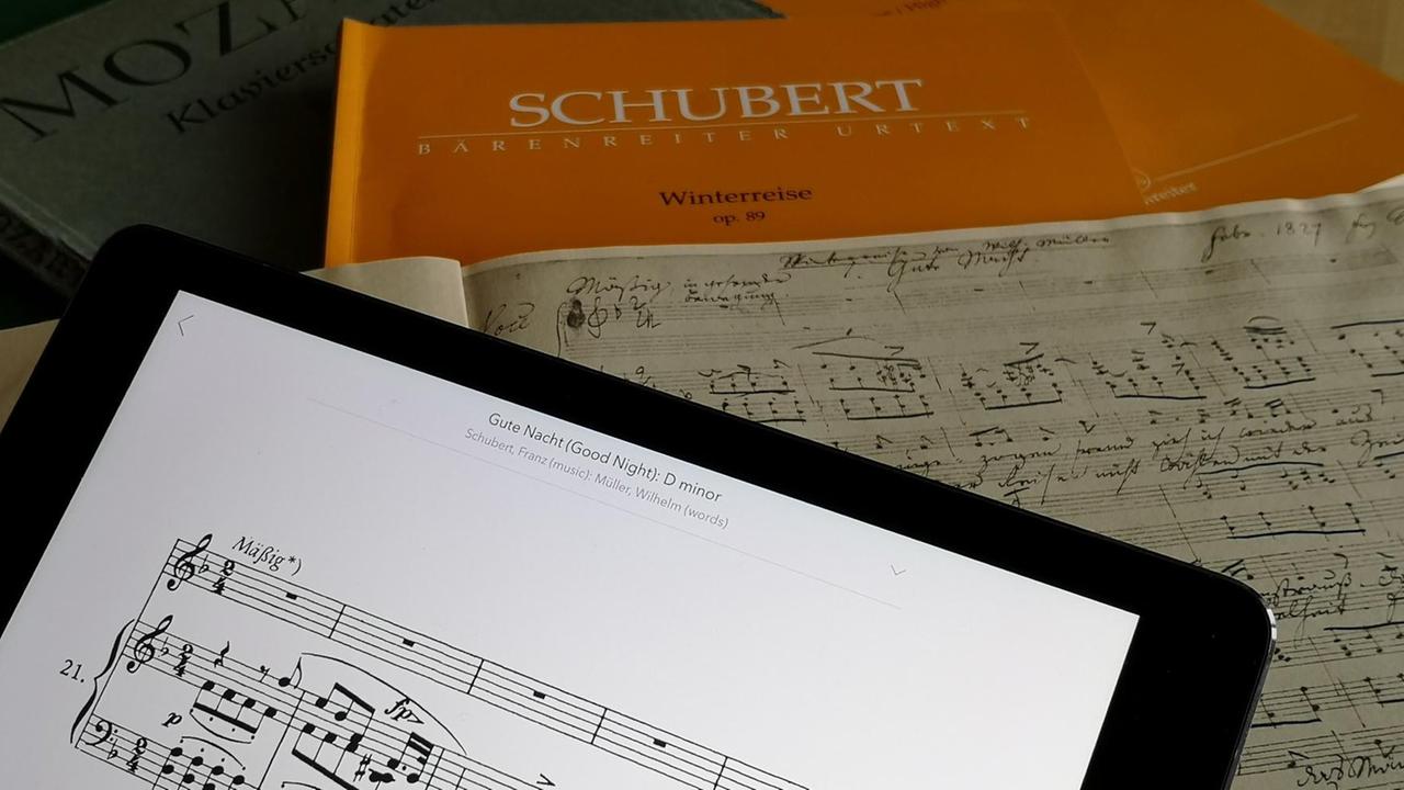 Noten von Franz Schuberts "Winterreise", op. 89 als Faksimile, Urtext-Ausgabe sowie auf einem Tablet Noten von Franz Schuberts "Winterreise", op. 89 als Faksimile, Urtext-Ausgabe sowie auf einem Tablet