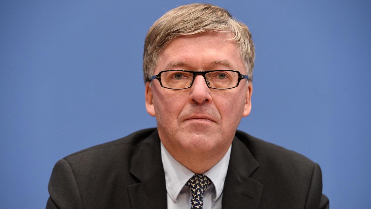 Der Wehrbeauftragte des Bundestages, Hans-Peter Bartels (SPD), am 24.01.2017 in der Bundespressekonferenz in Berlin. Der Wehrbeauftragte des Bundestages, Hans-Peter Bartels (SPD), am 24.01.2017 in der Bundespressekonferenz in Berlin.