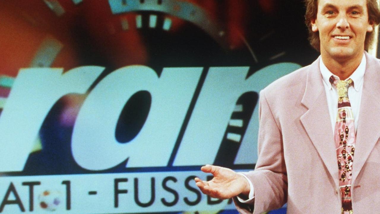 Jörg Wontorra - hier am 28.09.1992 - während seiner Tätigkeit in Hamburg als Moderator der SAT.1-Fußball-Sendung "ran", in der der Privatsender jeden Samstag ab 18.00 Uhr über sämtliche Spiele der Fußball-Bundesliga berichtet. | Verwendung weltweit Jörg Wontorra - hier am 28.09.1992 - während seiner Tätigkeit in Hamburg als Moderator der SAT.1-Fußball-Sendung "ran", in der der Privatsender jeden Samstag ab 18.00 Uhr über sämtliche Spiele der Fußball-Bundesliga berichtet. | Verwendung weltweit