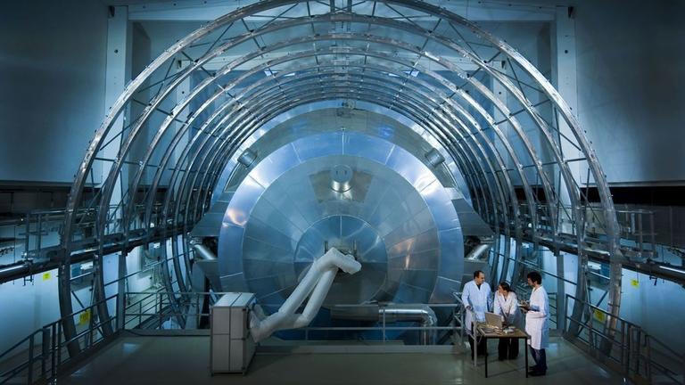 Für das Karlsruher Tritium Neutrino Experiment KATRIN wurde ein riesiges Spektrometer gebaut, um die Masse von Neutrinos zu bestimmen. Im Spektrometer sein magnetisches Führungsfeld erzeugt und das Magnetfeld der Erde kompensiert werden Für das Karlsruher Tritium Neutrino Experiment KATRIN wurde ein riesiges Spektrometer gebaut, um die Masse von Neutrinos zu bestimmen. Im Spektrometer sein magnetisches Führungsfeld erzeugt und das Magnetfeld der Erde kompensiert werden