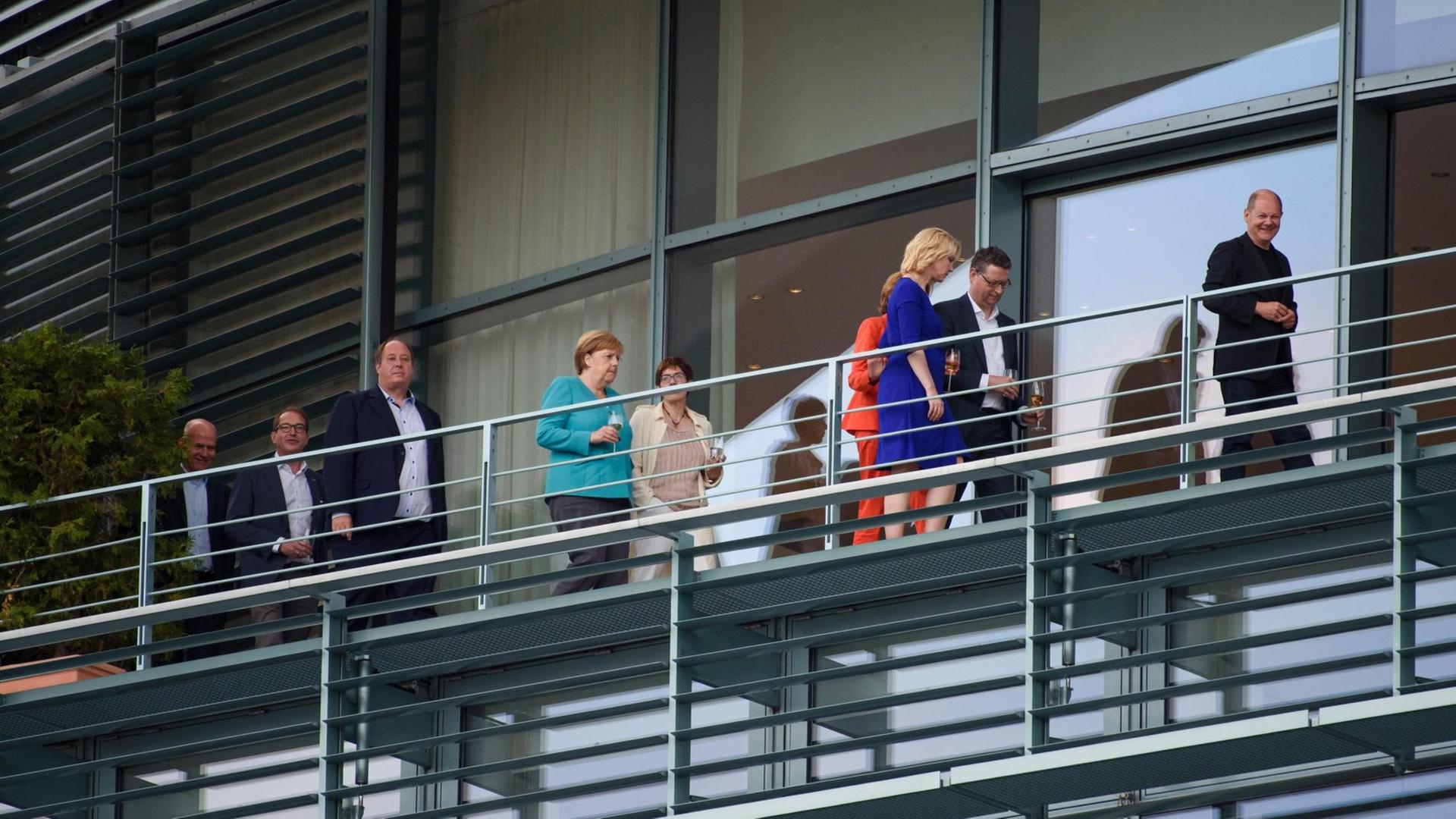 Vor Beginn des Treffens des Koalitionsauschusses von CDU/CSU und SPD ein Blick auf den Balkon im Bundeskanzleramt. Zu sehen sind Ralph Brinkhaus (l-r), Vorsitzender der CDU/CSU-Bundestagsfraktion, Alexander Dobrindt, Vorsitzender der CSU-Landesgruppe im Deutschen Bundestag, Helge Braun (CDU), Kanzleramtsminister, Angela Merkel (CDU), Bundeskanzlerin, Annegret Kramp-Karrenbauer, Bundesvorsitzende der CDU, Malu Dreyer (SPD), Ministerpräsidentin von Rheinland-Pfalz, Manuela Schwesig (SPD), Ministerpräsidentin von Mecklenburg-Vorpommern, Thorsten Schäfer-Gümbel, Vorsitzender der SPD-Landtagsfraktion in Hessen, und Olaf Scholz (SPD), Bundesminister der Finanzen. Vor Beginn des Treffens des Koalitionsauschusses von CDU/CSU und SPD ein Blick auf den Balkon im Bundeskanzleramt. Zu sehen sind Ralph Brinkhaus (l-r), Vorsitzender der CDU/CSU-Bundestagsfraktion, Alexander Dobrindt, Vorsitzender der CSU-Landesgruppe im Deutschen Bundestag, Helge Braun (CDU), Kanzleramtsminister, Angela Merkel (CDU), Bundeskanzlerin, Annegret Kramp-Karrenbauer, Bundesvorsitzende der CDU, Malu Dreyer (SPD), Ministerpräsidentin von Rheinland-Pfalz, Manuela Schwesig (SPD), Ministerpräsidentin von Mecklenburg-Vorpommern, Thorsten Schäfer-Gümbel, Vorsitzender der SPD-Landtagsfraktion in Hessen, und Olaf Scholz (SPD), Bundesminister der Finanzen.