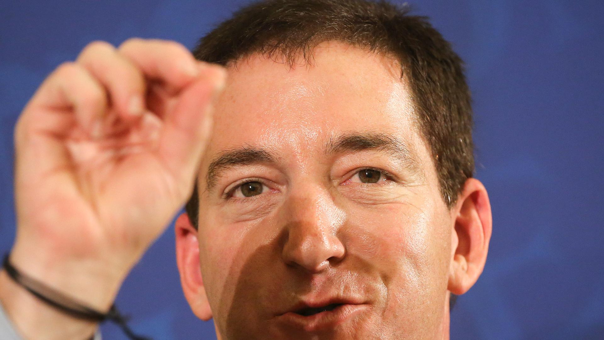 Der Autor Glenn Greenwald sitzt am 22.05.2014 in Hamburg in der Bucerius Law School auf dem Podium. Im Gespräch mit "Zeit-Online" stellte Greenwald unter anderem sein neues Buch "Die globale Überwachung" vor. Der Autor Glenn Greenwald sitzt am 22.05.2014 in Hamburg in der Bucerius Law School auf dem Podium. Im Gespräch mit "Zeit-Online" stellte Greenwald unter anderem sein neues Buch "Die globale Überwachung" vor.