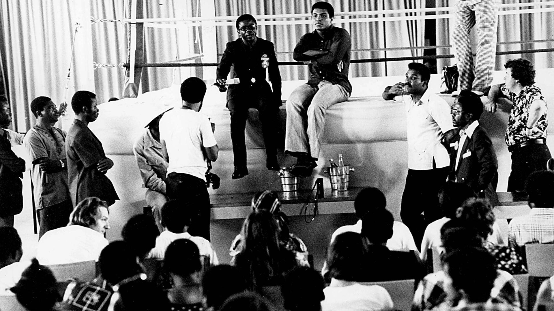 Interviews mit Muhammad Ali am Rande des Boxrings in Kinshasa 1974 Interviews mit Muhammad Ali am Rande des Boxrings in Kinshasa 1974
