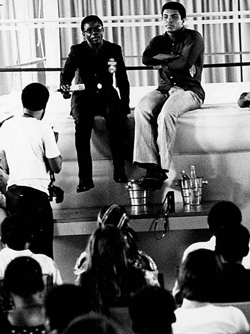Interviews mit Muhammad Ali am Rande des Boxrings in Kinshasa 1974