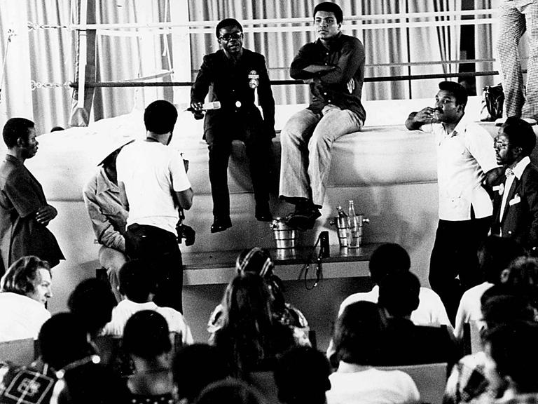Interviews mit Muhammad Ali am Rande des Boxrings in Kinshasa 1974