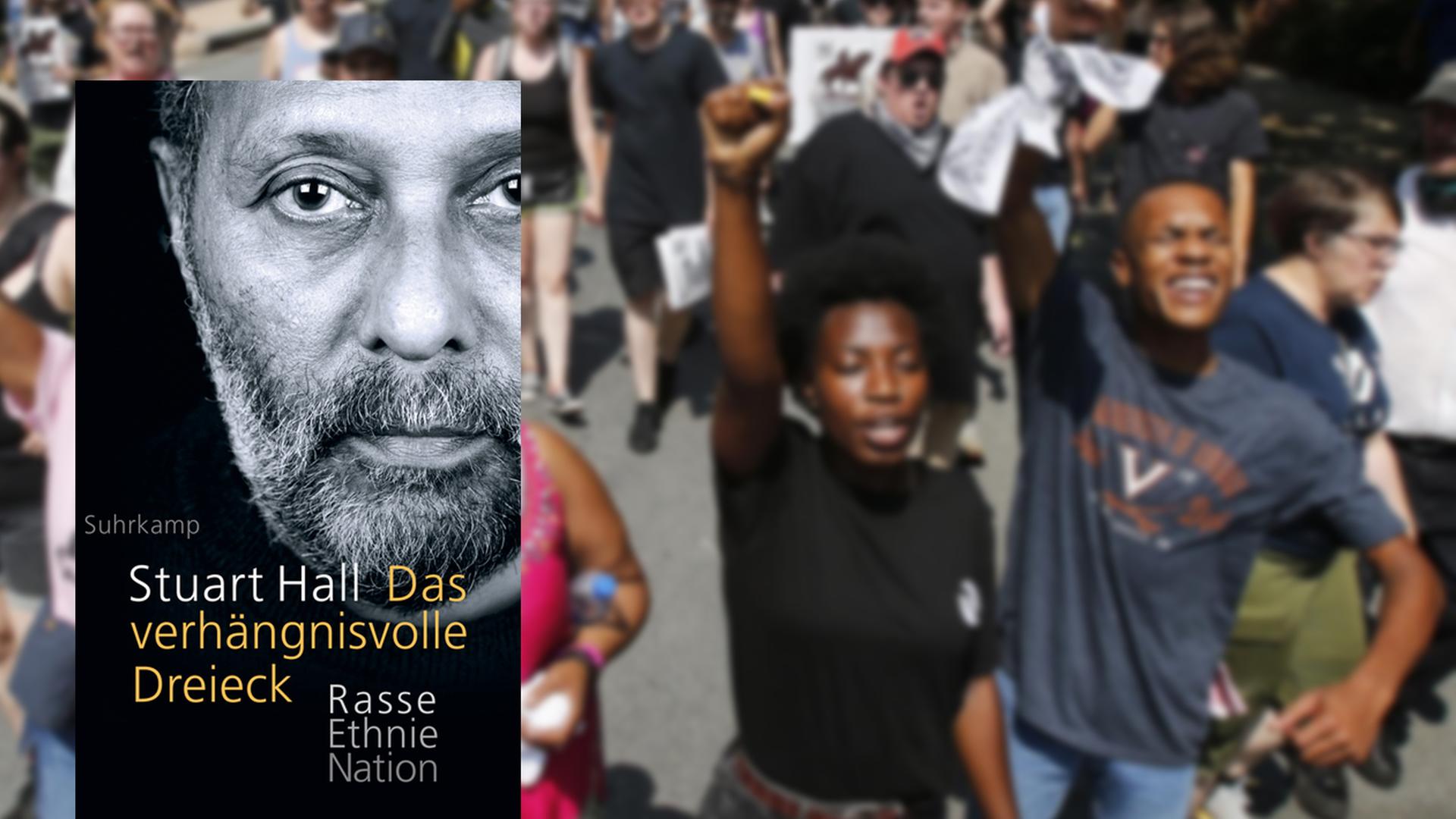 Buchcover Stuart Hall: Das verhängnisvolle Dreieck – Rasse, Ethnie, Nation. Im Hintergrund eine Demonstration gegen Rassismus.