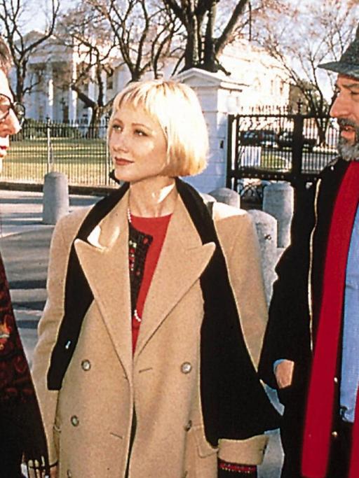 Szene aus dem Kinofilm "Wag the Dog" mit Dustin Hoffman (l.), Anne Heche und Robert De Niro.