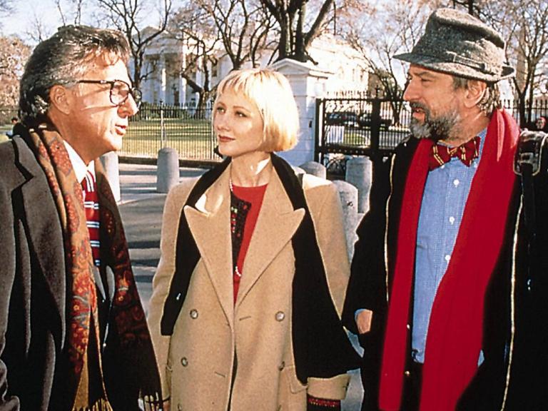 Szene aus dem Kinofilm "Wag the Dog" mit Dustin Hoffman (l.), Anne Heche und Robert De Niro.