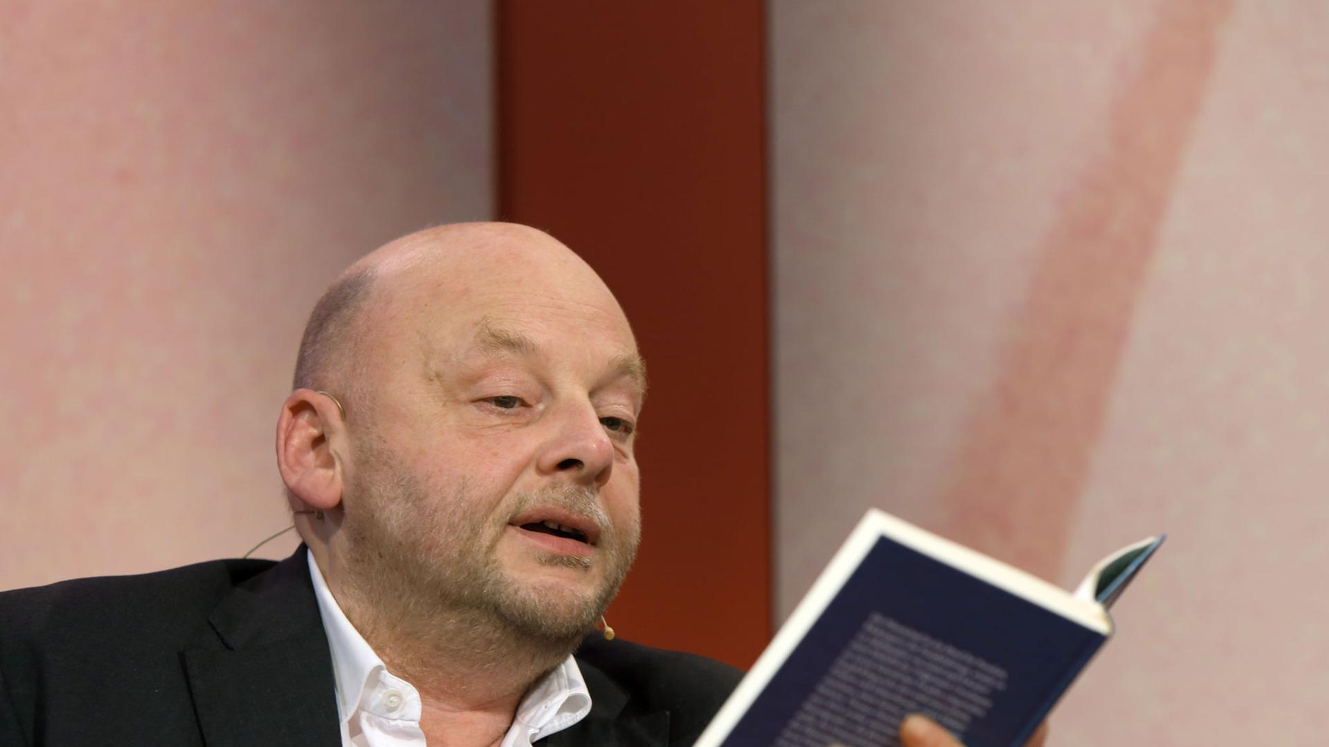 Der Autor Thomas Hettche liest aus seinem Buch "Die Pfaueninsel". Der Autor Thomas Hettche liest aus seinem Buch "Die Pfaueninsel".