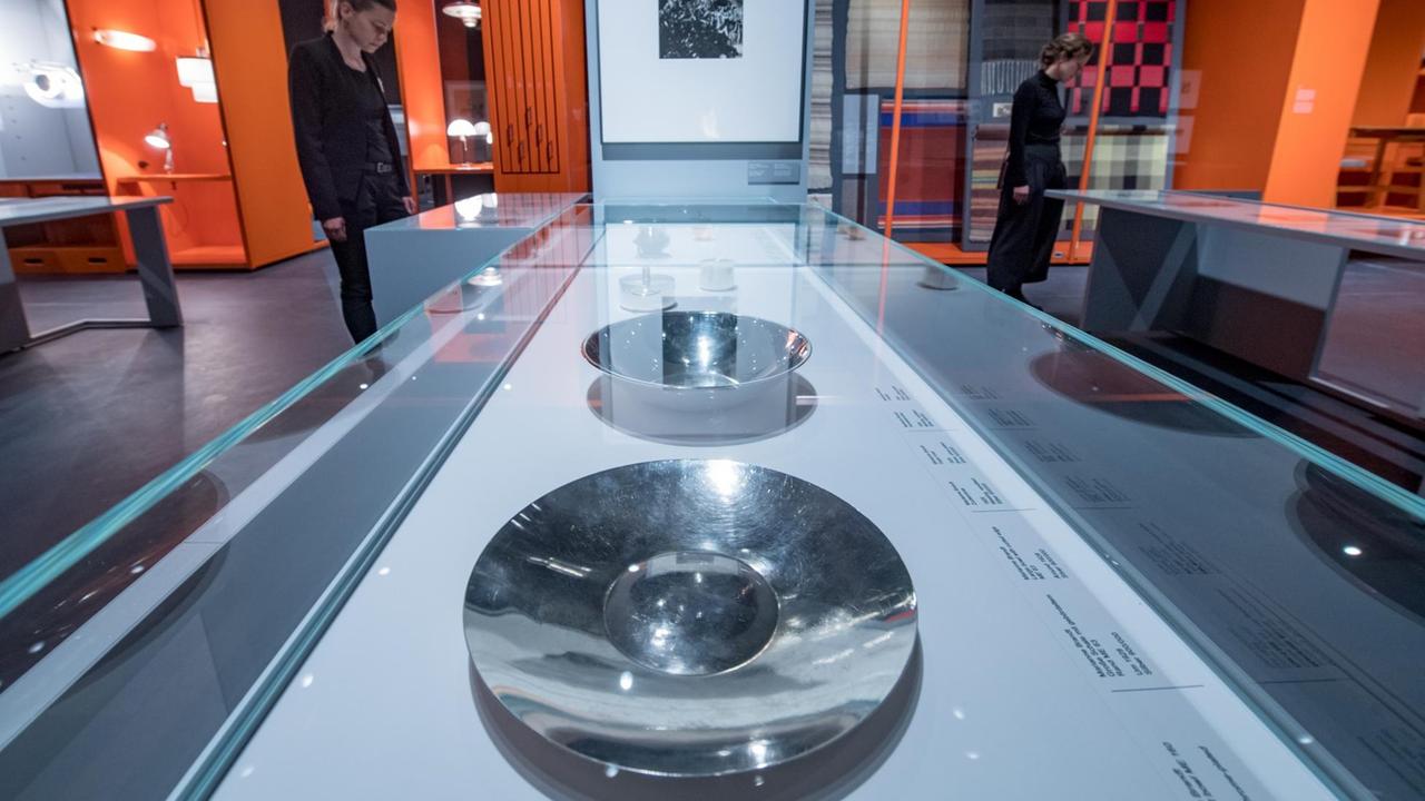 Zwei silberne Schalen unter Glas, Blick in den Ausstellungsraum. Zwei silberne Schalen unter Glas, Blick in den Ausstellungsraum.