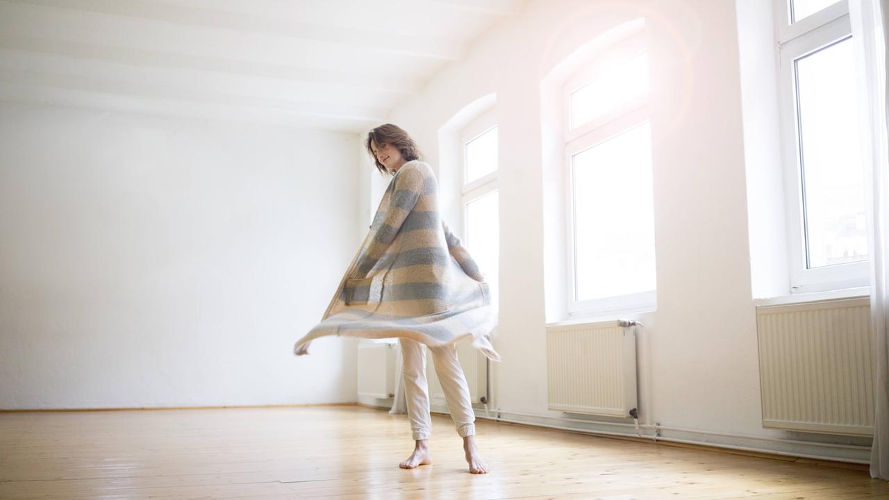 Wohnraum für mich: Ein Frau freut sich, dass sie den Zuschlag bekommen hat. Wohnraum für mich: Ein Frau freut sich, dass sie den Zuschlag bekommen hat.