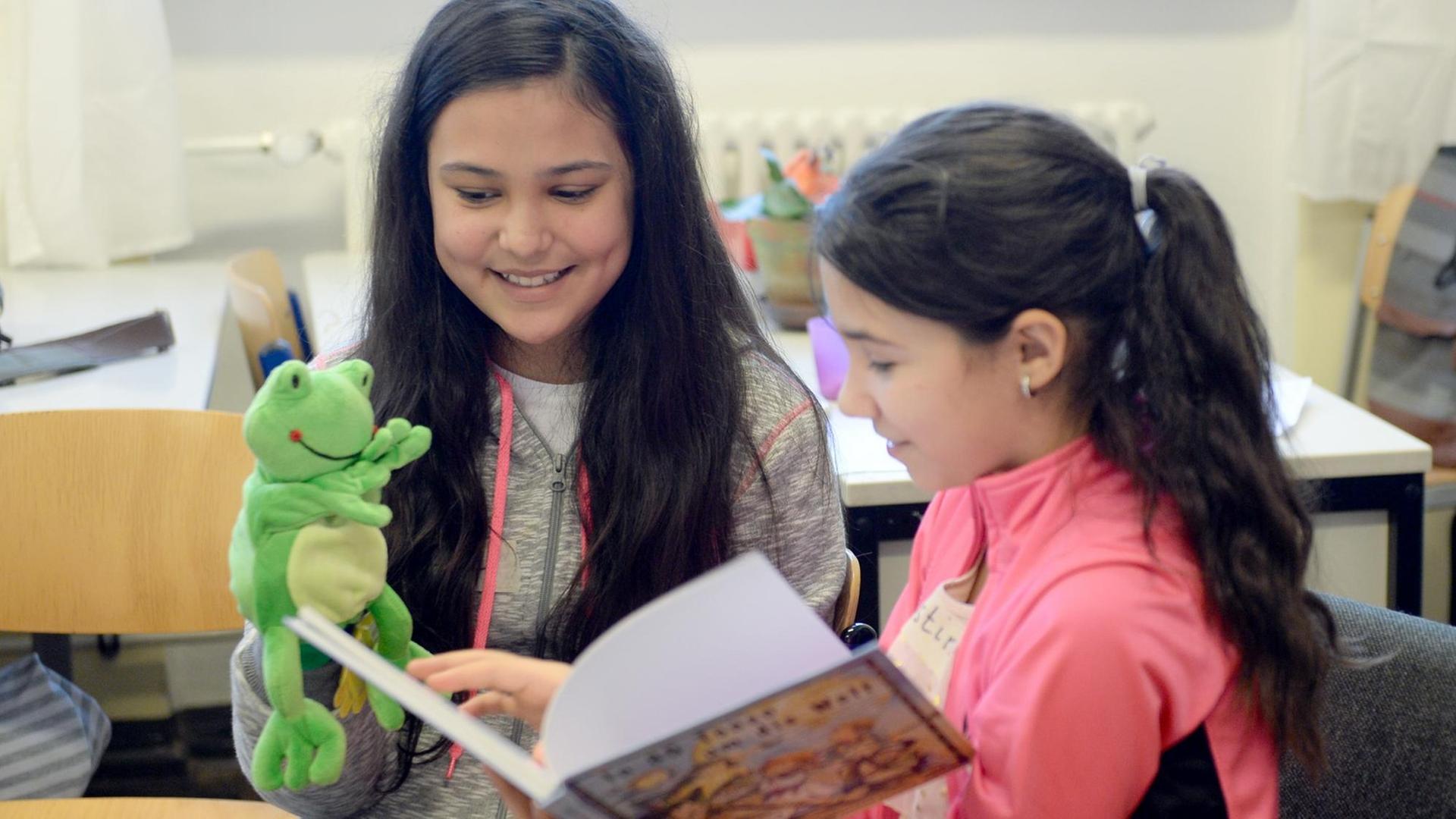 Christina aus Rumänien (r.) und Tefide aus Bulgarien üben am 07.01.2016 in Berlin in einer Willkommensklasse spielerisch mit einer Handpuppe Deutsch. Christina aus Rumänien (r.) und Tefide aus Bulgarien üben am 07.01.2016 in Berlin in einer Willkommensklasse spielerisch mit einer Handpuppe Deutsch.