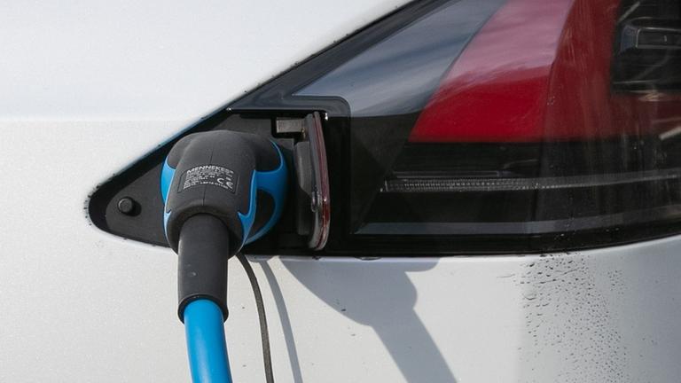 Ein Elektroauto wird aufgeladen. Ein Elektroauto wird aufgeladen.