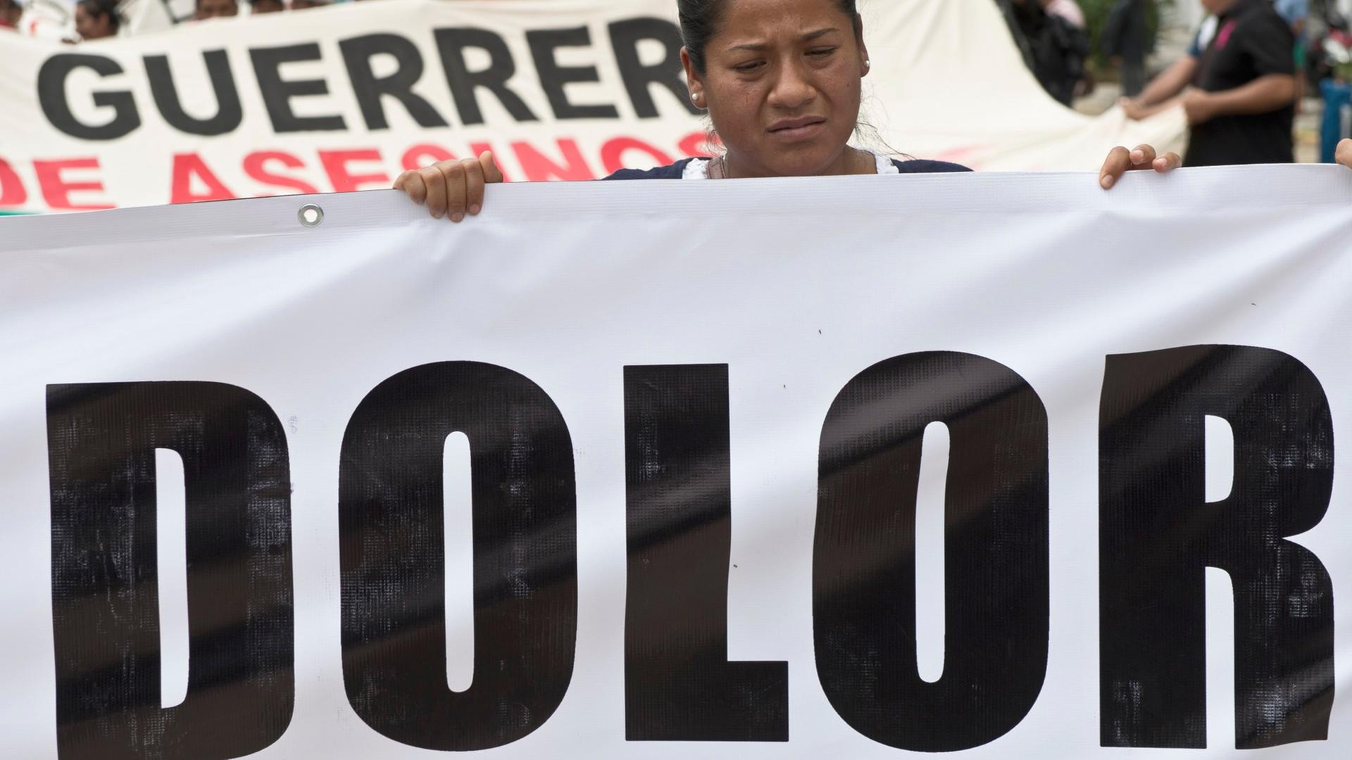 Protestmarsch in Acapulco im Bundesstaat Guerrero. Eine Frau trägt ein Plakat mit der Aufschrift "Schmerz" Protestmarsch in Acapulco im Bundesstaat Guerrero. Eine Frau trägt ein Plakat mit der Aufschrift "Schmerz"