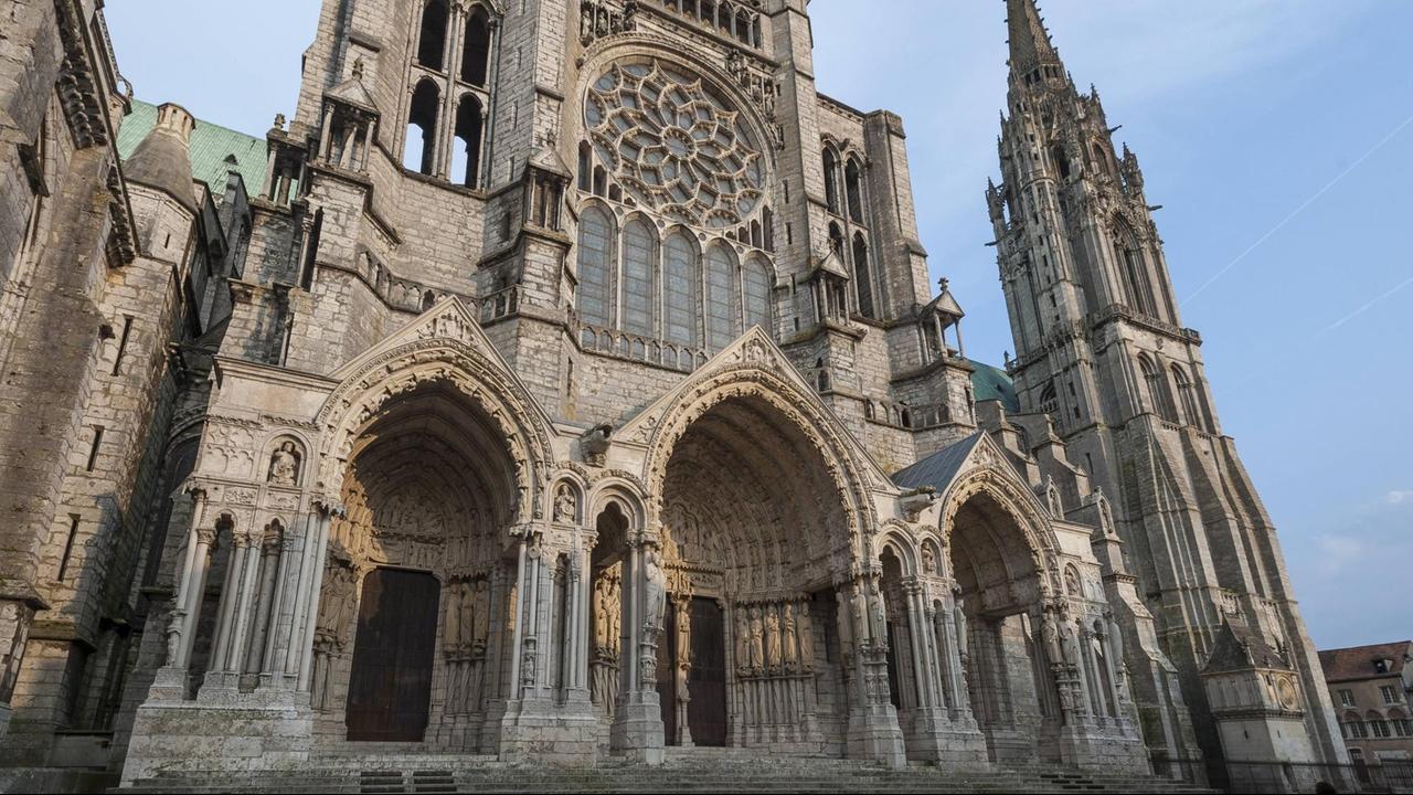 Blick auf die imposante Fassade der Kathedrale von Chartres Blick auf die imposante Fassade der Kathedrale von Chartres