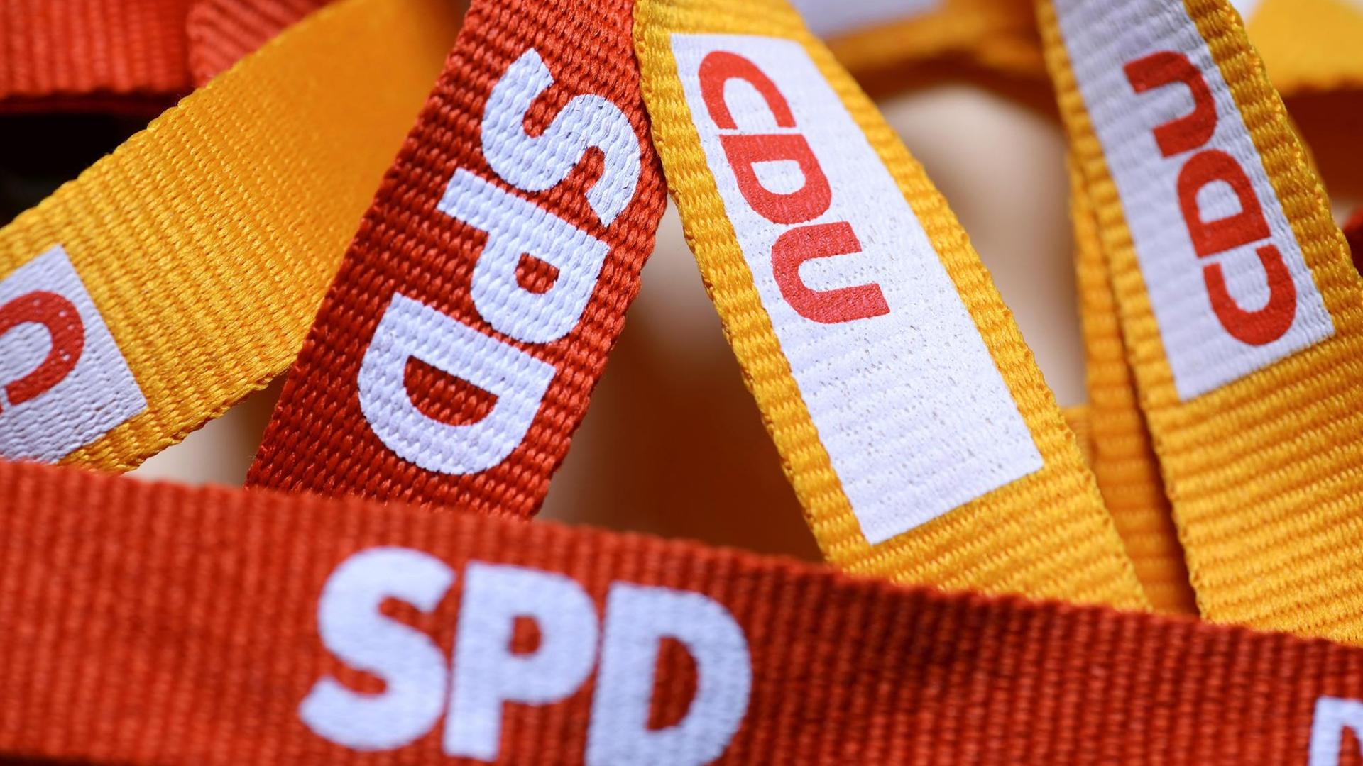 Bänder mit den Logos von CDU und SPD, Symbolbild große Koalition. Bänder mit den Logos von CDU und SPD, Symbolbild große Koalition.