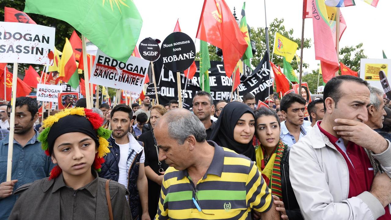 In Paris demonstrierten Menschen gegen die Luftangriffe der Türkei auf PKK-Stellungen. In Paris demonstrierten Menschen gegen die Luftangriffe der Türkei auf PKK-Stellungen.