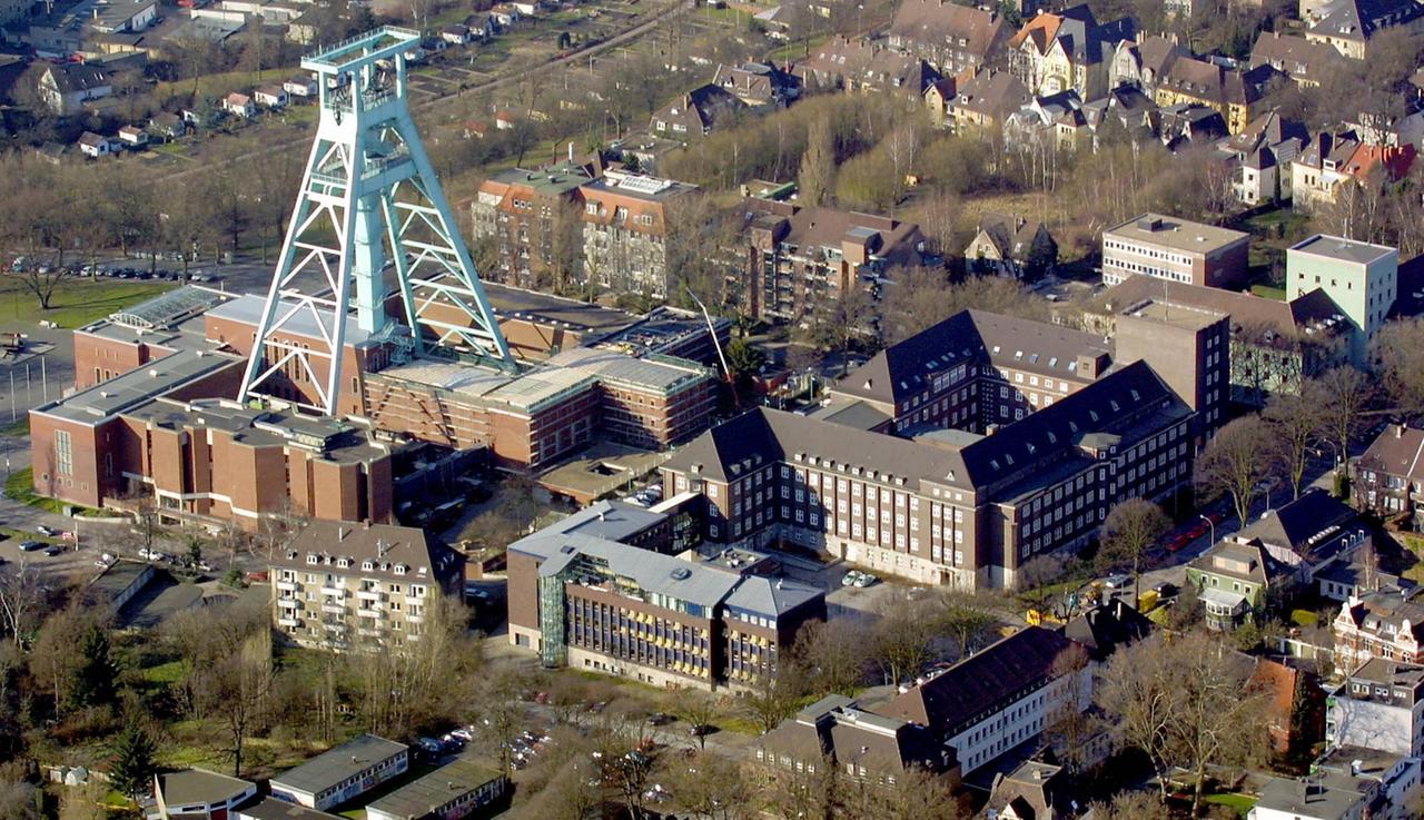Bildnummer: 53298959 Datum: 31.12.2001 Copyright: imago/Hans Blossey DEU, Deutschland, Bochum, NRW, Bergbaumuseum mit Zechenturm und Polizeiverwaltung. Bildnummer: 53298959 Datum: 31.12.2001 Copyright: imago/Hans Blossey DEU, Deutschland, Bochum, NRW, Bergbaumuseum mit Zechenturm und Polizeiverwaltung.