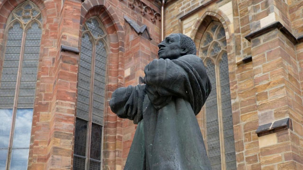 Das Thomas-Müntzer-Denkmal vor der Zwickauer Katharinenkirche erinnert am 02.08.2012 an den Theologen und Reformator der einst hier predigte.