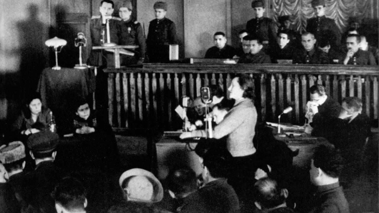 Dina Pronitschewa bei ihrer Zeugenaussage im Kiewer Prozess am 24.Januar 1946, bei dem die verantwortlichen Deutschen, die gefasst worden waren, zum Tod verurteilt wurden. Dina Pronitschewa bei ihrer Zeugenaussage im Kiewer Prozess am 24.Januar 1946, bei dem die verantwortlichen Deutschen, die gefasst worden waren, zum Tod verurteilt wurden.