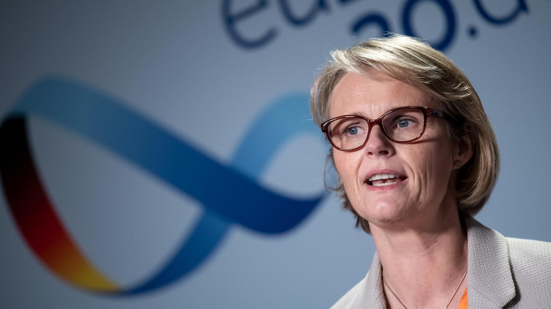 21.07.2020, Berlin: Anja Karliczek (CDU), Bundesministerin für Bildung und Forschung, äußert sich in einer Pressekonferenz zum informellen Treffen der EU-Forschungsminister. Bei der Videokonferenz der Forschungsministerinnen und Forschungsminister der Europäischen Union (EU) - erstmals unter der Deutschen EU-Ratspräsidentschaft - ging es unter anderem um die Förderung des Grünen Wasserstoffs, die Vorbeugung von Krisen und eine Neuausrichtung des Europäischen Forschungsraums. Foto: Bernd von Jutrczenka/dpa | Verwendung weltweit 21.07.2020, Berlin: Anja Karliczek (CDU), Bundesministerin für Bildung und Forschung, äußert sich in einer Pressekonferenz zum informellen Treffen der EU-Forschungsminister. Bei der Videokonferenz der Forschungsministerinnen und Forschungsminister der Europäischen Union (EU) - erstmals unter der Deutschen EU-Ratspräsidentschaft - ging es unter anderem um die Förderung des Grünen Wasserstoffs, die Vorbeugung von Krisen und eine Neuausrichtung des Europäischen Forschungsraums. Foto: Bernd von Jutrczenka/dpa | Verwendung weltweit