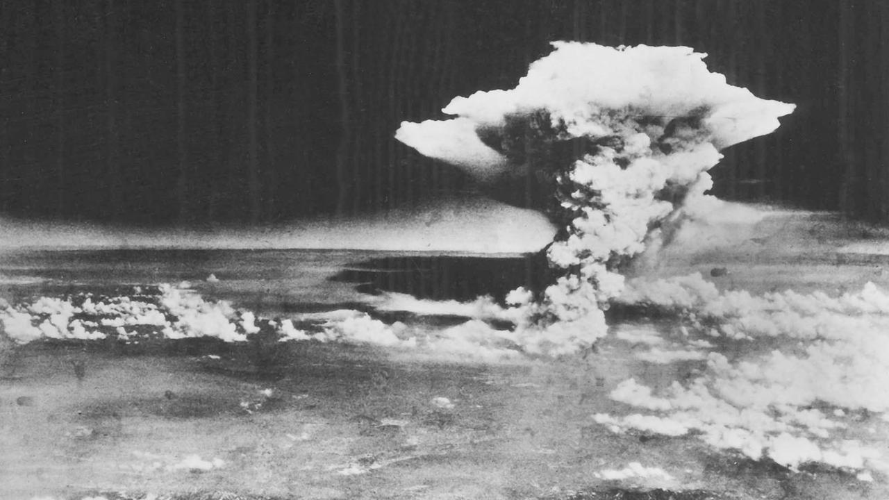 Eine Luftaufnahme (schwarz-weiß) vom 6. August 1945 zeigt einen Atompilz über Hiroshima. Eine Luftaufnahme (schwarz-weiß) vom 6. August 1945 zeigt einen Atompilz über Hiroshima.