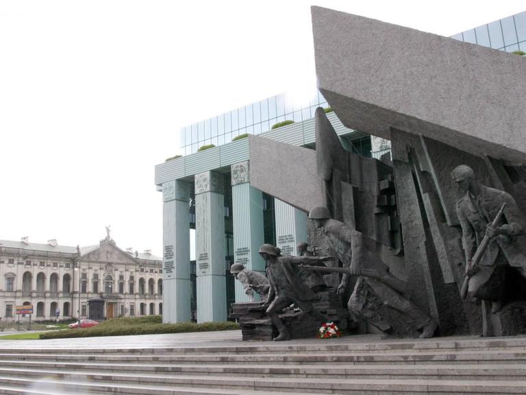 Denkmal des Warschauer Aufstandes von 1944 vor dem Obersten Gericht in Warschau