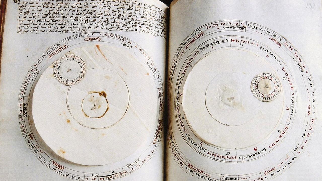 Zwei Seiten aus einem astronomischen Werk aus dem Besitz von Nikolaus von Kues (1401-1464) mit beweglichen Drehscheiben zur Berechnung des Laufs der Gestirne. Zwei Seiten aus einem astronomischen Werk aus dem Besitz von Nikolaus von Kues (1401-1464) mit beweglichen Drehscheiben zur Berechnung des Laufs der Gestirne.