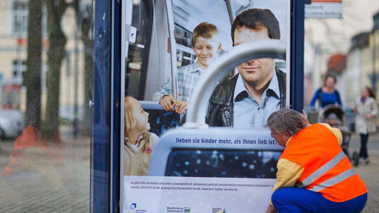 Plakate einer Informationsaktion zum Pädophilie-Präventionsprojekt in Mecklenburg-Vorpommern Plakate einer Informationsaktion zum Pädophilie-Präventionsprojekt in Mecklenburg-Vorpommern