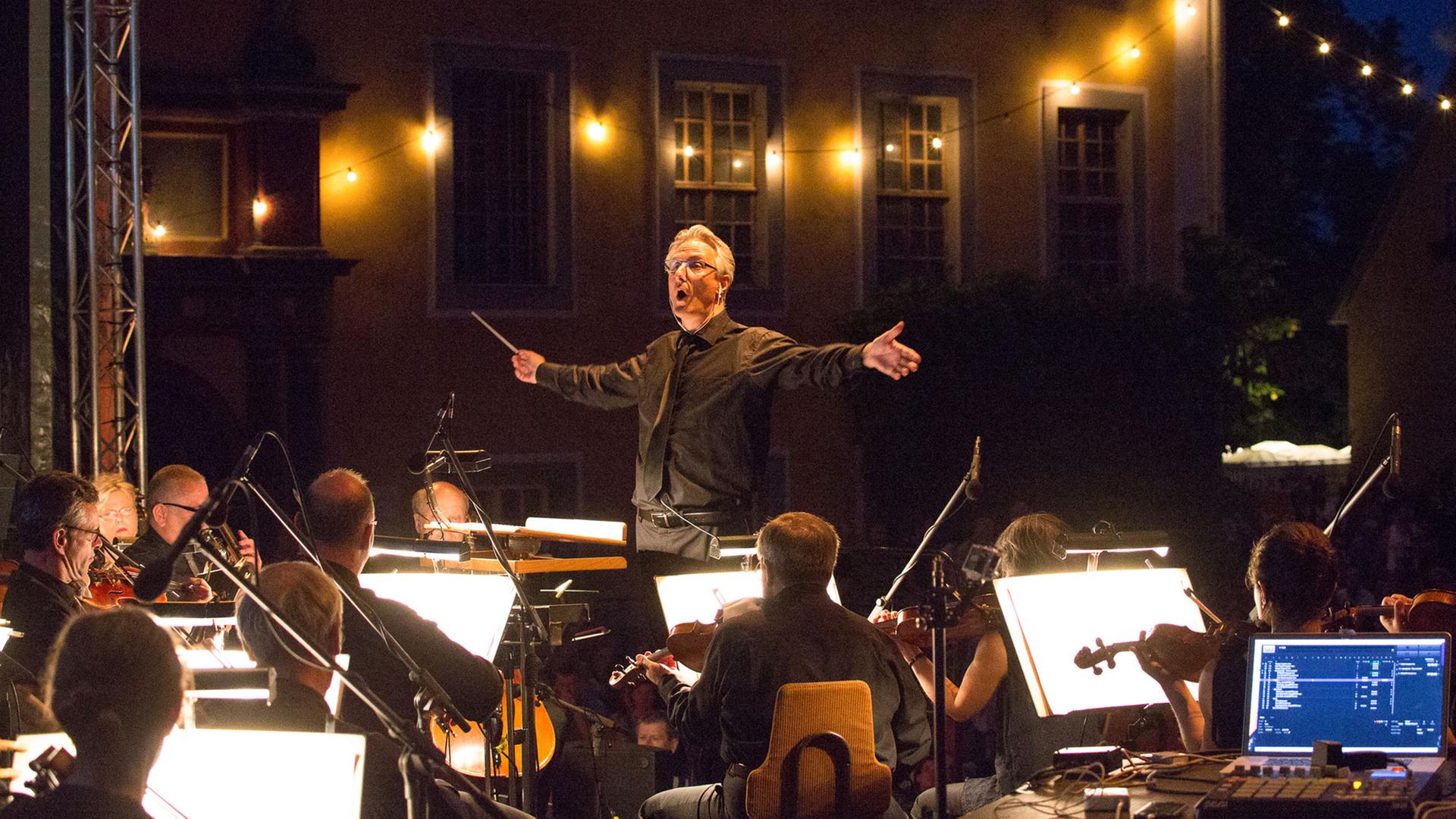 Die Thüringer Symphoniker unter Leitung von Oliver Weder beim gemeinsamen Konzert mit Sven Helbig beim Rudolstadt-Festival.