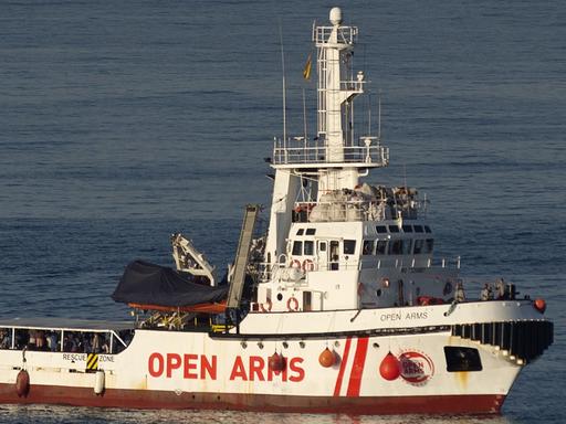 Das Foto zeigt das Schiff der spanischen NGO Proactiva Open Arms vor dem Hafen von Algeciras/Spanien.