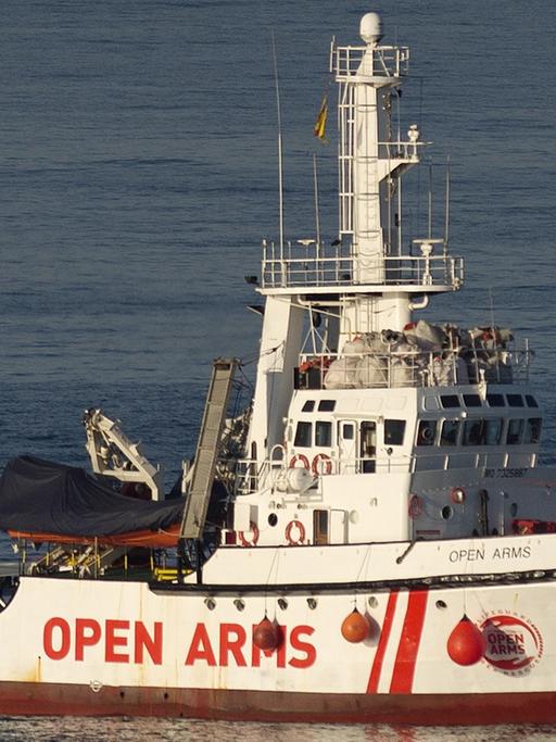 Das Foto zeigt das Schiff der spanischen NGO Proactiva Open Arms vor dem Hafen von Algeciras/Spanien.