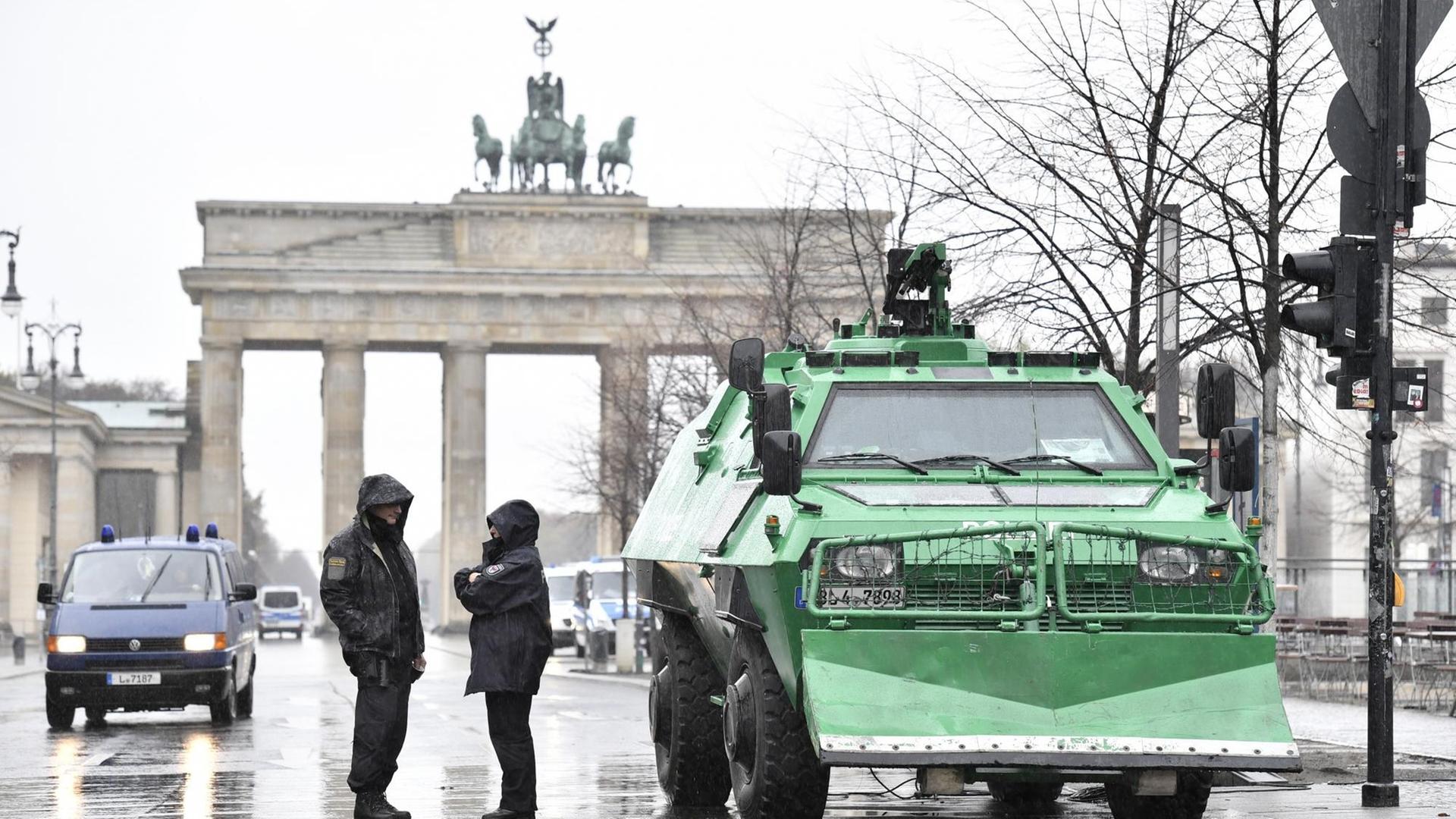 Ein gepanzertes Polizeifahrzeug steht vor dem Brandenburger Tor nahe dem Hotel Adlon in Berlin, in dem US-Präsident Barack Obama mit Bundeskanzlerin Angela Merkel am 17.11.2016 zusammentrifft. Obama befindet sich auf seiner Abschiedsreise durch Europa. Ein gepanzertes Polizeifahrzeug steht vor dem Brandenburger Tor nahe dem Hotel Adlon in Berlin, in dem US-Präsident Barack Obama mit Bundeskanzlerin Angela Merkel am 17.11.2016 zusammentrifft. Obama befindet sich auf seiner Abschiedsreise durch Europa.