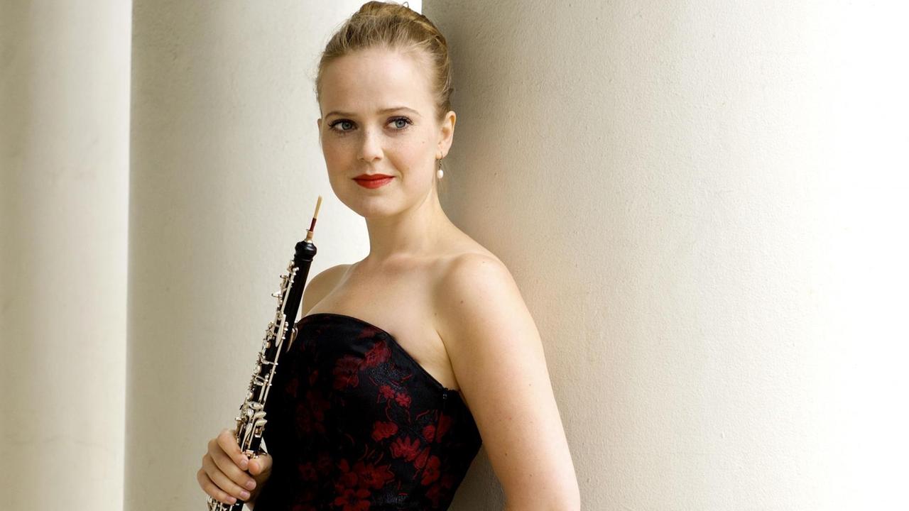 Die Oboistin mit hochgestecktem Haar, Abendkleid und ihrer Oboe. Die Oboistin mit hochgestecktem Haar, Abendkleid und ihrer Oboe.