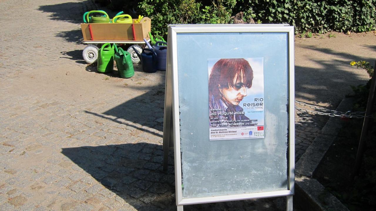 Aufsteller mit Hinweis auf eine Veranstaltung zum 20. Todestag von Rio Reiser auf dem St. Matthäus-Friedhof in Berlin-Schöneberg, wo der Ton Steine Scherben-Sänger gebraben liegt. Aufsteller mit Hinweis auf eine Veranstaltung zum 20. Todestag von Rio Reiser auf dem St. Matthäus-Friedhof in Berlin-Schöneberg, wo der Ton Steine Scherben-Sänger gebraben liegt.