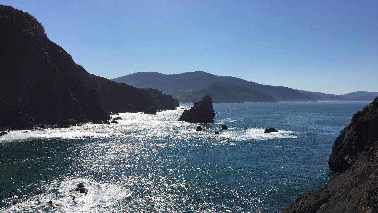 Fans nach San Juan de Gaztelugatxe locken - Die Natur bewundern und dabei baskische "Game of Thrones"-Tapas verspeisen. Fans nach San Juan de Gaztelugatxe locken - Die Natur bewundern und dabei baskische "Game of Thrones"-Tapas verspeisen.