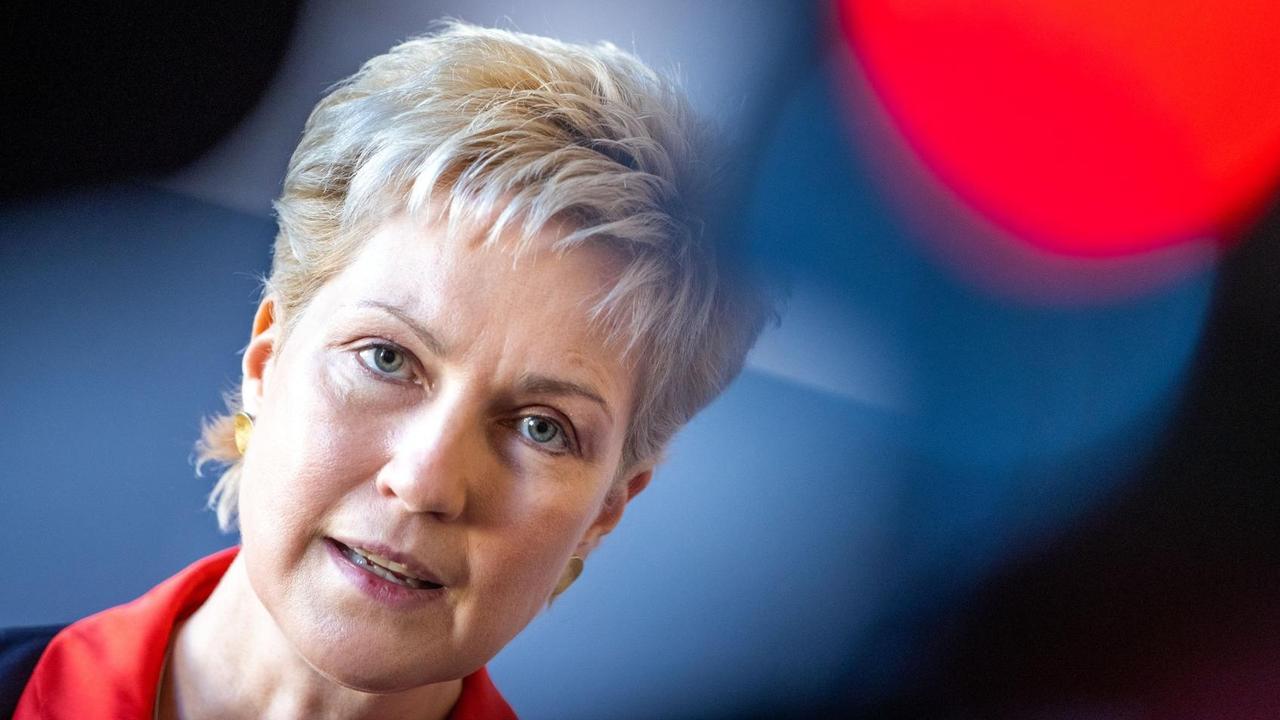 Porträt von Manuela Schwesig (SPD), Ministerpräsidentin von Mecklenburg-Vorpommern Porträt von Manuela Schwesig (SPD), Ministerpräsidentin von Mecklenburg-Vorpommern
