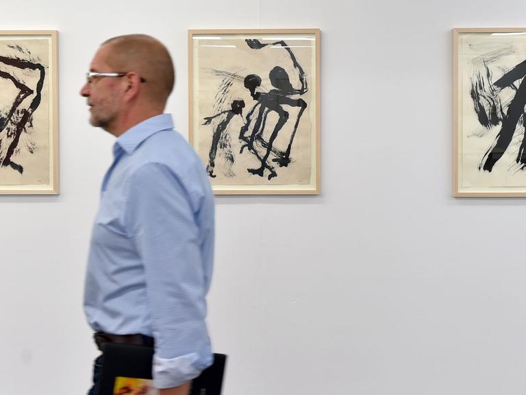 Hans-Jürgen Schwalm, Direktor der Kunsthalle Recklinghausen, geht durch die Ausstellung mit Werken von Rosemarie Koczÿ
