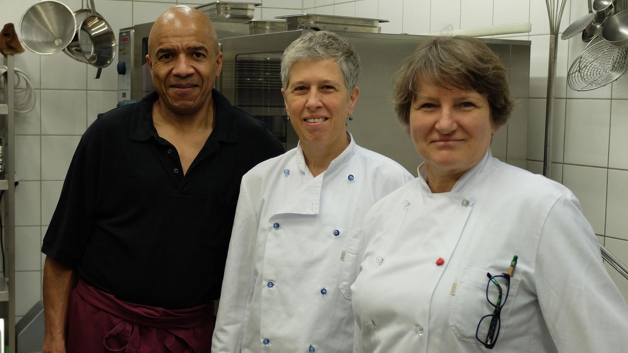 Bettina Zehner, Rita Albarus und Michael Lechner in ihrer Küche.