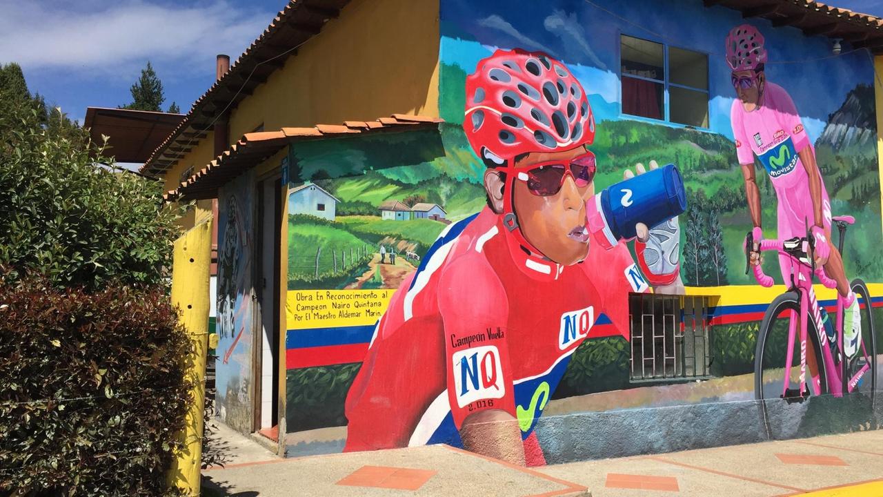 Bemalte Wände mit Fahrrad-Symbolen und mit Nairo Quintana