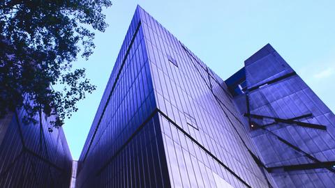 Blick auf das Jüdische Museum Berlin: Fassade des Neubaus von Daniel Libeskind in der Abenddämmerung