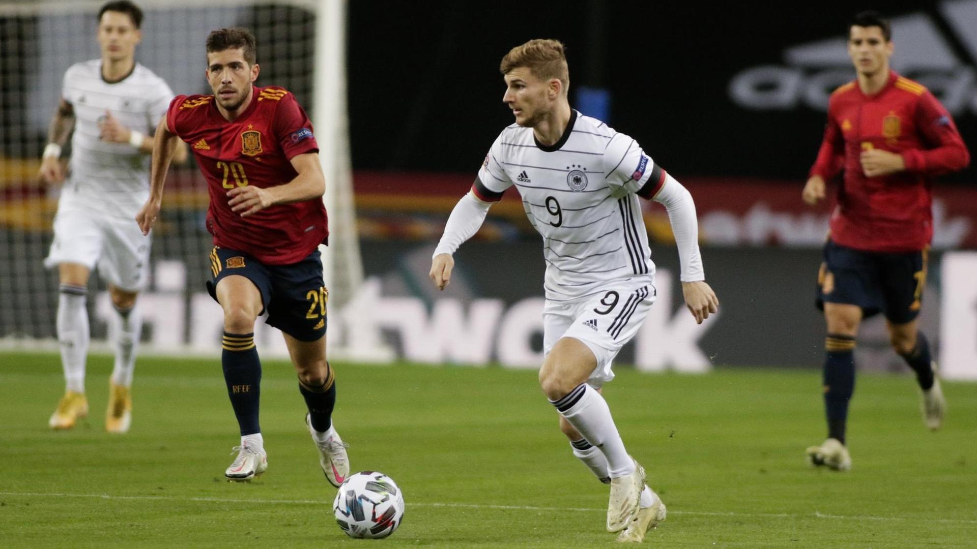 Spaniens Sergi Roberto (l) und Deutschlands Timo Werner in Aktion. Spaniens Sergi Roberto (l) und Deutschlands Timo Werner in Aktion.