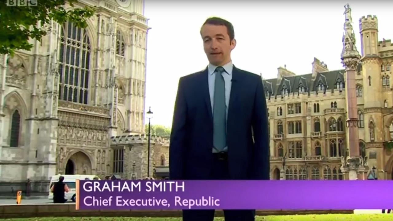 Graham Smith steht in London in einem Fernsehbeitrag der BBC.